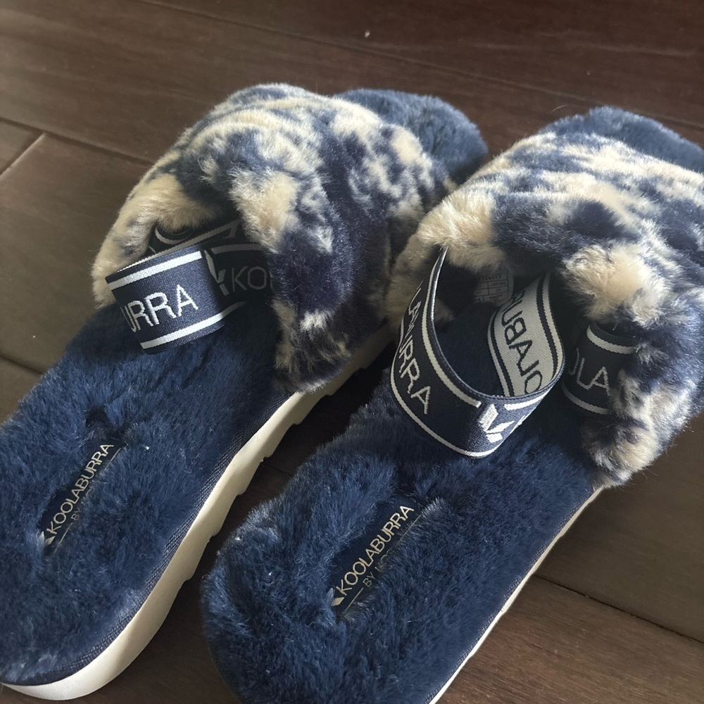 Koolaburra Navy and Cream Fuzzy Slippers